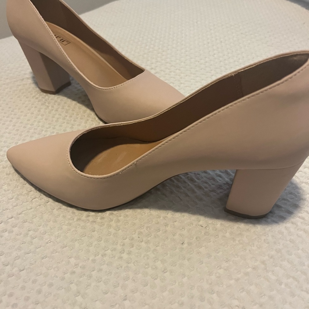 Elegant Nude Block Heel Pumps - Picture 3 of 5